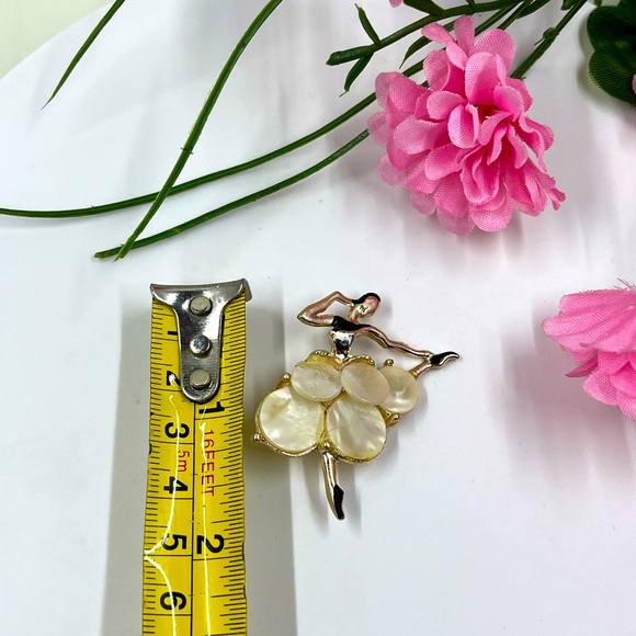 Mother of Pearl Ballerina Vintage Brooch - Picture 4 of 4